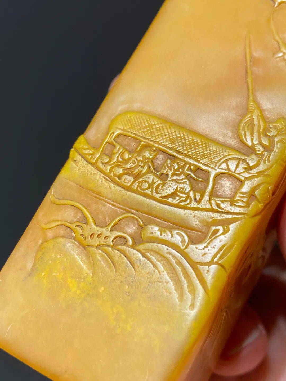 田黄冻印章除石材具石纹原有俗称"格"的石痕与细微磨痕与边沿小磕碰外