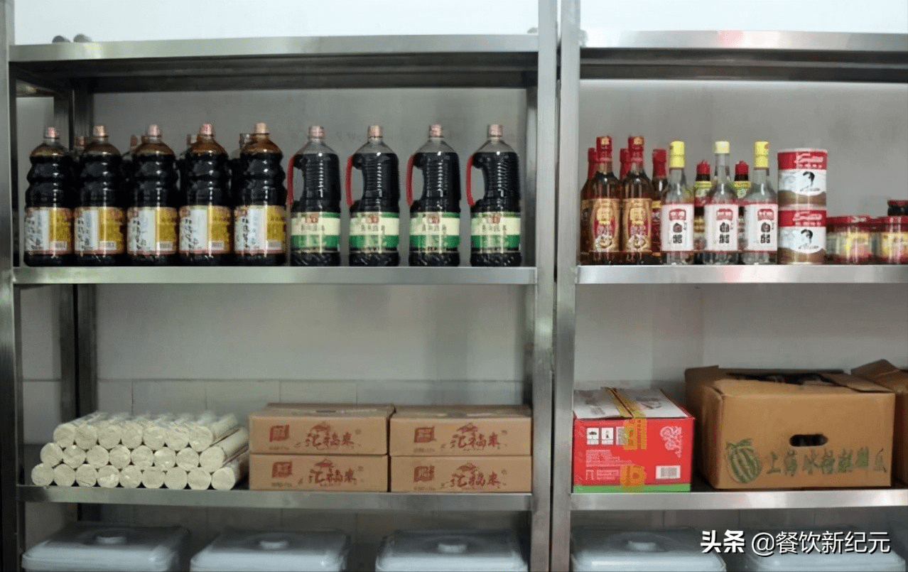 兵哥哥的食堂有多整齐忍了辣椒和青菜看到土豆丝实在憋不住了