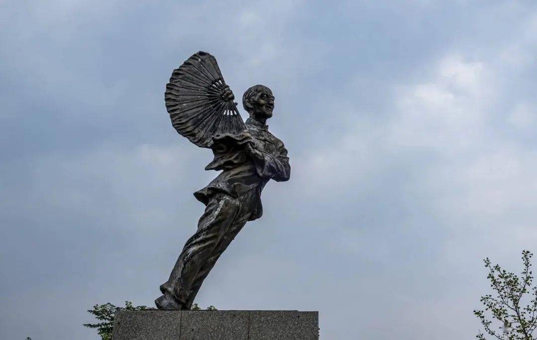 冯国佩先生塑像每年农历三月二十八,这里有民间自发形成的"花鼓灯抵