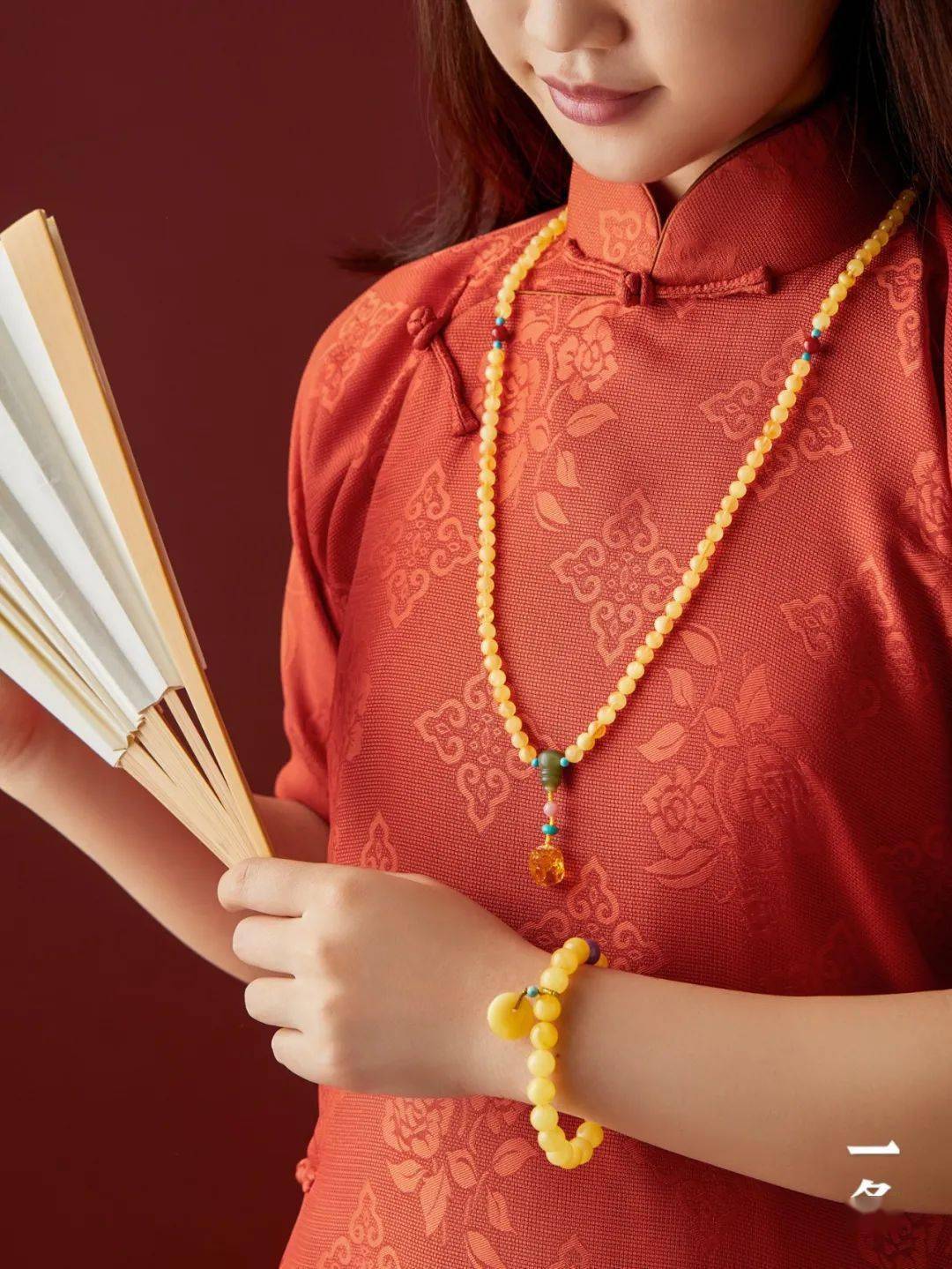 宛如流动黄金的蜜蜡,大师用家藏好料设计,收藏美丽