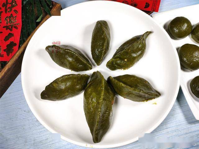 爱吃尝鲜的湖南人极爱用野菜来做糍粑吃,比如艾草糍粑,还有清明花糍粑