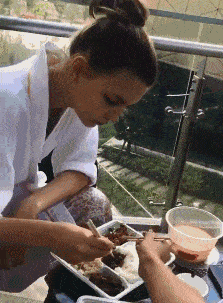 搞笑GIF:这只猫好像他的老伴,还有种很孤独的感觉!_孩子