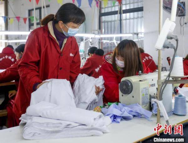 圖為武漢加十分服裝工廠的女工 張暢 攝