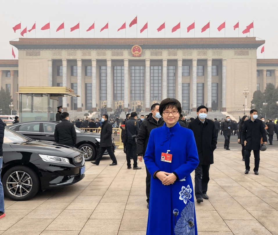 徐华铮荆州市实验中学特级教师记者电话连线了全国人大