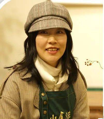 巾帼飒金叶俏铿锵玫瑰灼芳华