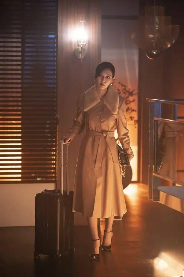 狠角色决战顶楼穿得一丝不苟