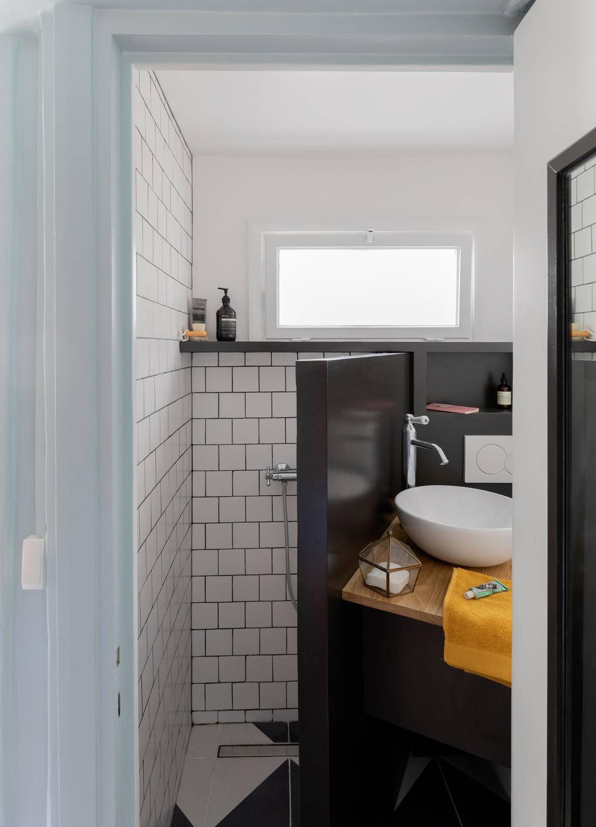 卫生间砌个矮墙一半装洗漱台一边装马桶还藏个隐形淋浴房