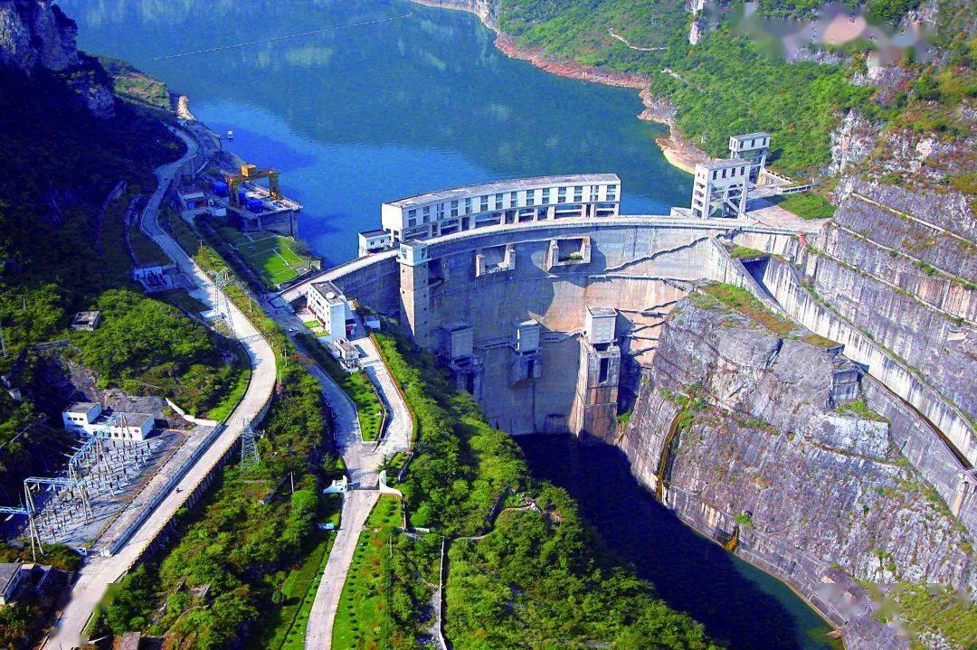 1994年8月,东风水电站第一台机组发电,其大坝可用薄如蝉翼来形容