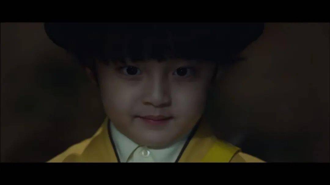 然后时间来到五年后,一个黄色衣服的五岁小孩,看到蛇鼠大战的凶残场景