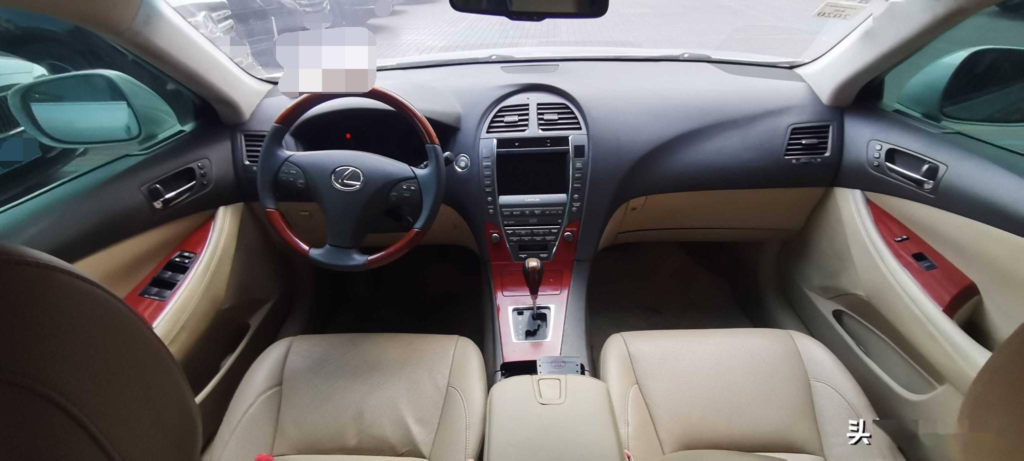 来到车内,椭圆形的中控有点儿像外星人的大圆头,还是有点儿内涵,当年