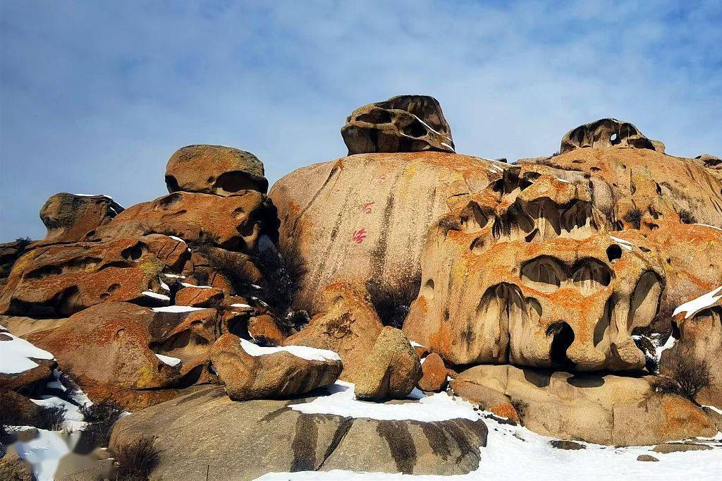 新疆博州：怪石峪景区怪石嶙峋 白雪蓝天景色迷人