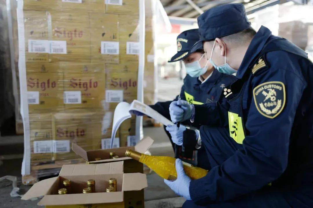 深圳海关所属大鹏海关关员对进口葡萄酒进行监管
