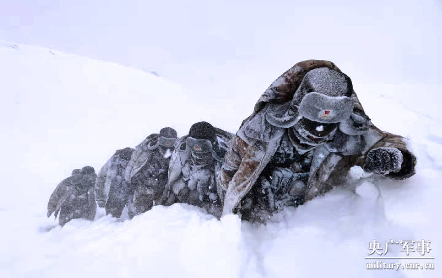 边防战士冻成雪人图片