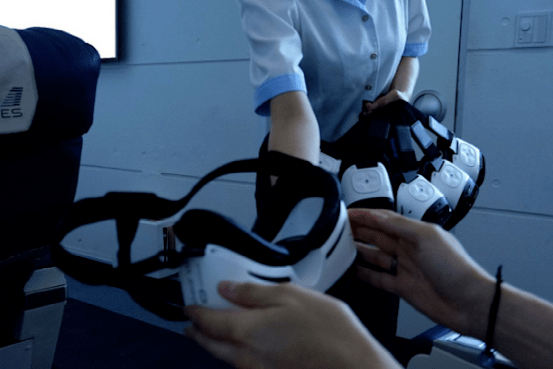 飞机运行平稳后,空姐们会开始派发vr眼镜,让游客们进行观光体验.