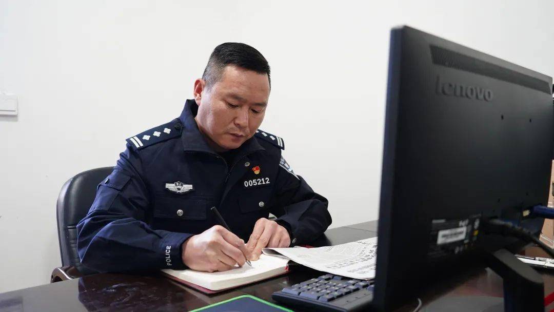 黄石——宜昌市公安局伍家岗区分局王劲松"作为一名人民警察,英模代表