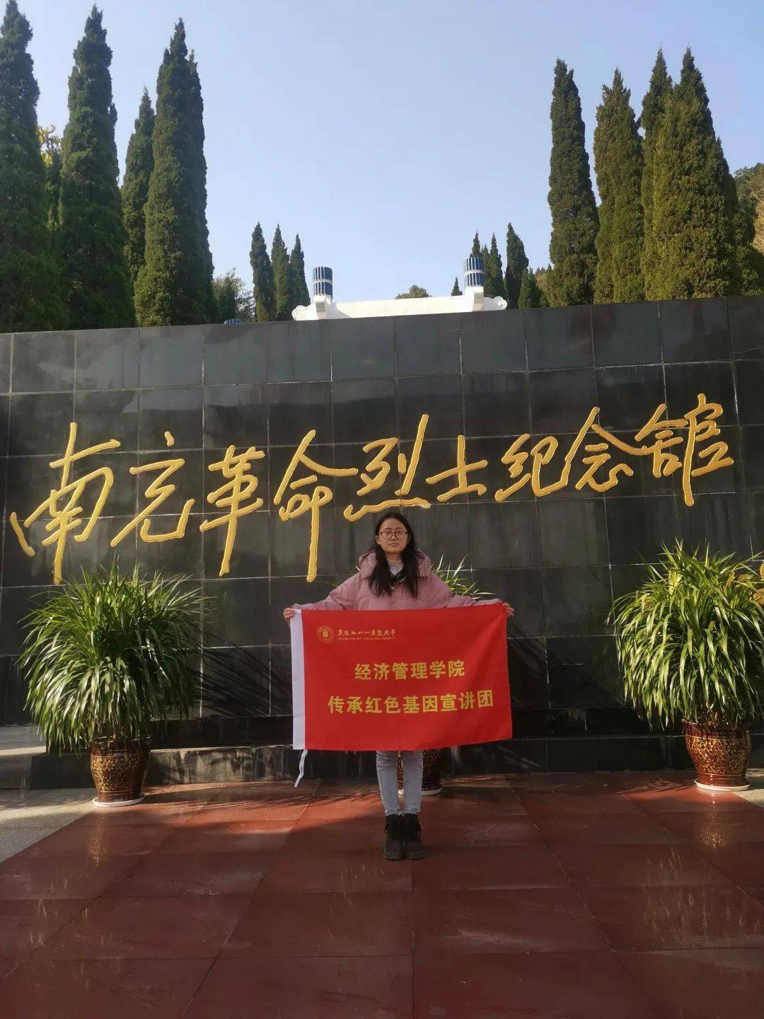 在东北烈士纪念馆参观学习模范精神重温革命时期的线下参观等多种形
