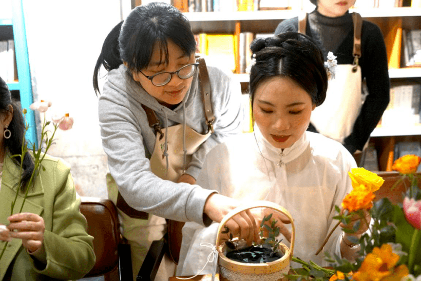 书香花艺遇见艺术提升自我 ——三八国际劳动妇女节花艺沙龙活动顺利举办(图1)