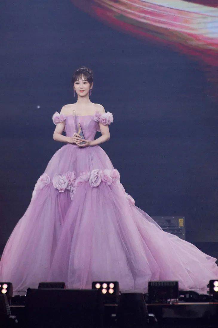 杨紫拥有好仪态后,即便穿简单的白衬衫,黑色礼服裙,也能很有自己的