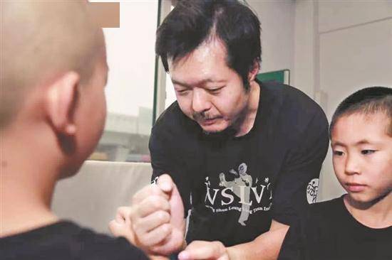 其中,黄匡中师出名门,其师公是叶问,师叔是李小龙