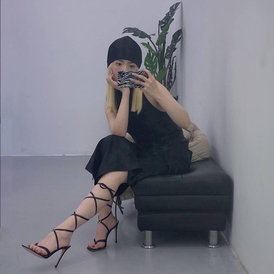 孟美岐晒对镜自拍照 脚踩绑带高跟鞋性感十足