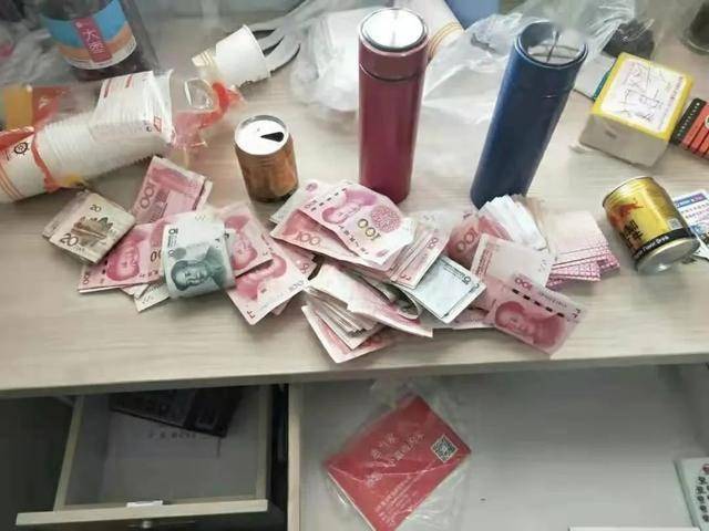 荆门4人躲鱼池棚内"炸金花",被警方一锅端!当场扣押赌资3万余元