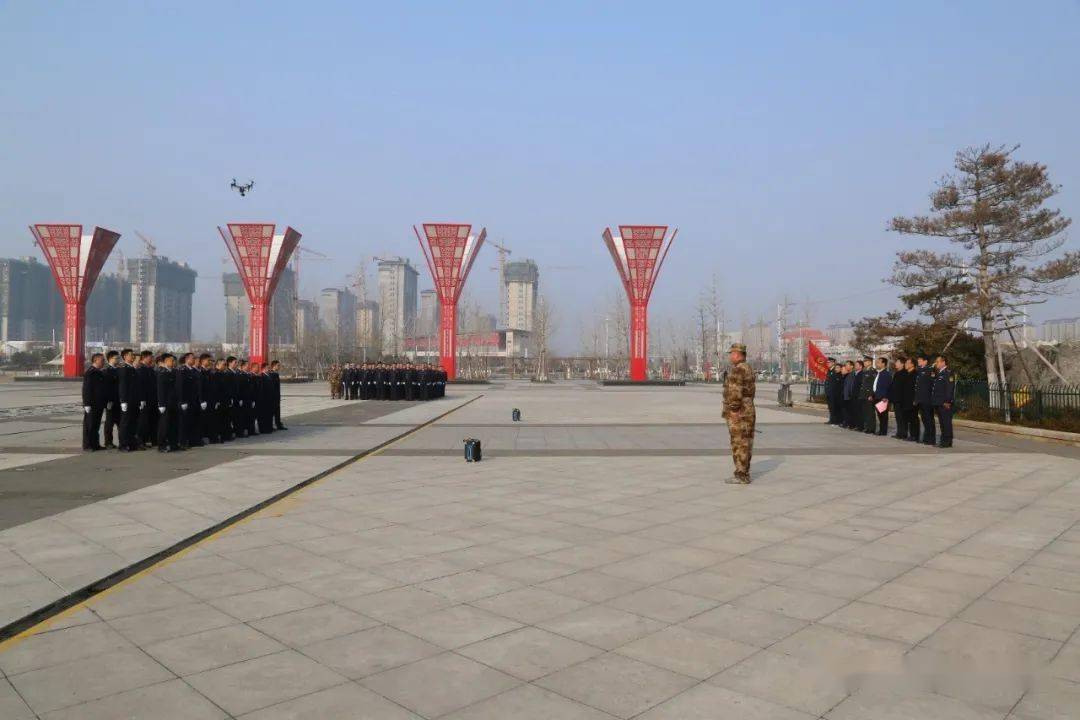 郓城县市场监管局在南湖广场举行军事训练会操表演