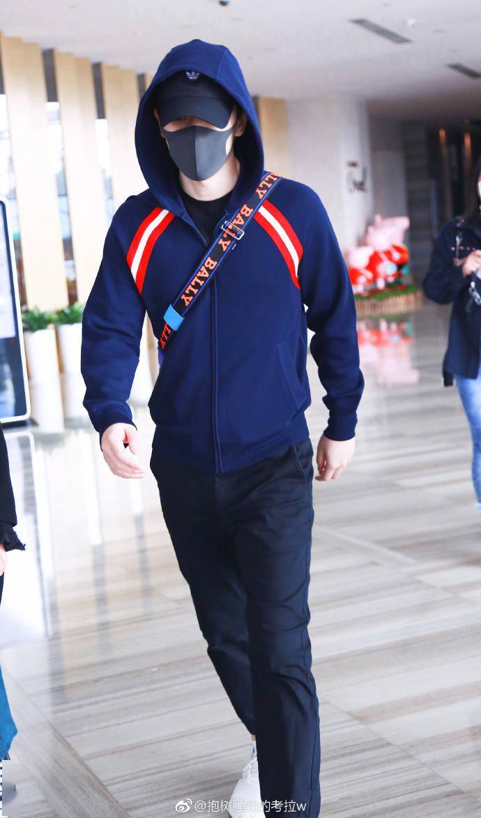 那年今日|邓伦长沙飞上海出发 休闲运动风演绎机场时尚