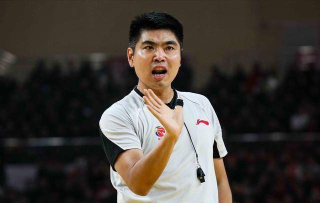 cba上演丢人一幕58号裁判走神漏判66号裁判当众打脸