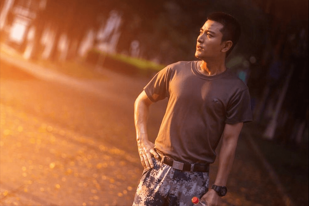 贾乃亮还触电和《解救吾献身》的导演丁晟合作,出演电影《特警队》;和