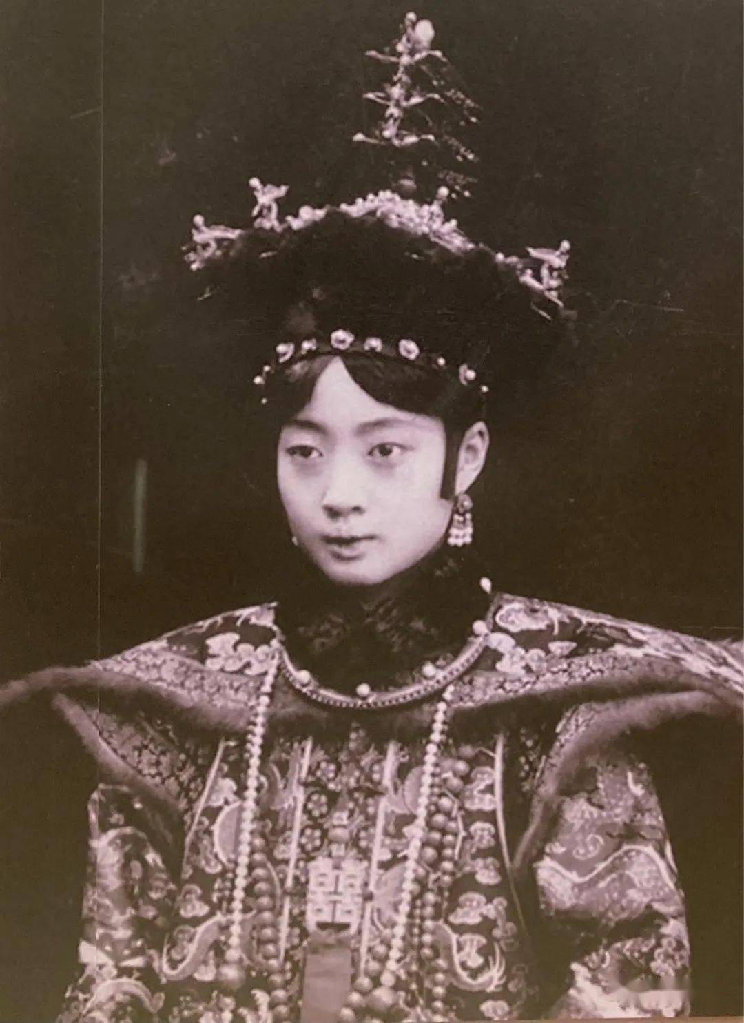 梅根王妃与婉容皇后_溥仪