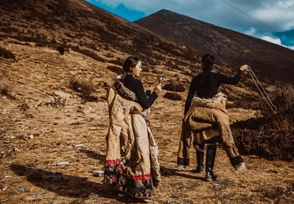 在四川省阿坝州8万多平方公里的土地上,杂居着藏,羌,回,汉94万各族