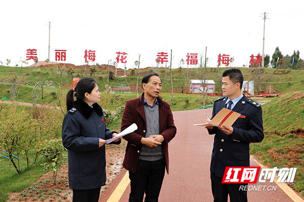 衡陽縣稅務幹部走進梅花村宣傳稅費政策.