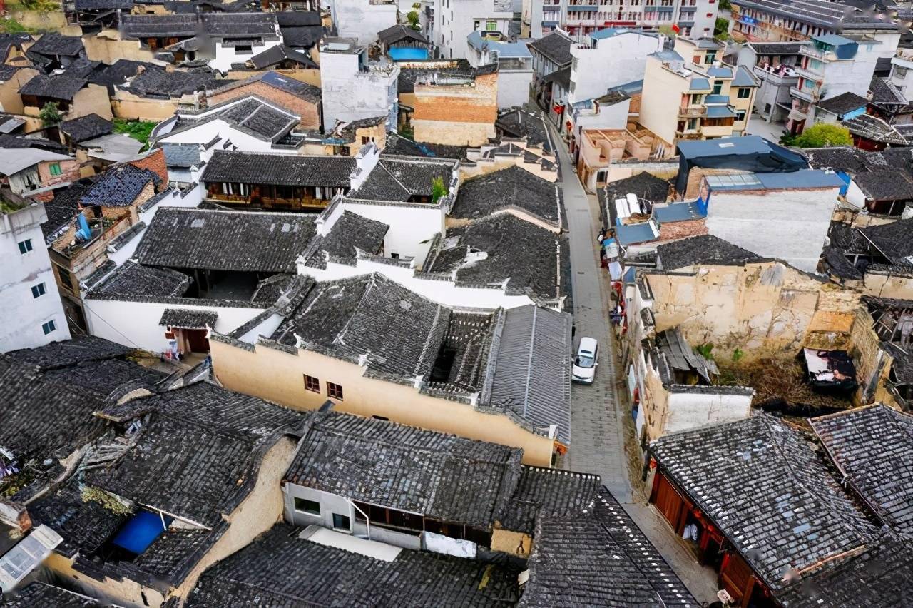 屏南县双溪镇发祥于五代后梁,兴建于北宋,鼎盛于清朝道光年间,是一个