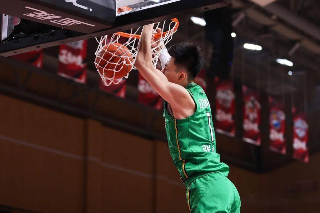 张镇麟上演"炸裂劈扣" 辽篮超高命中率击败福建