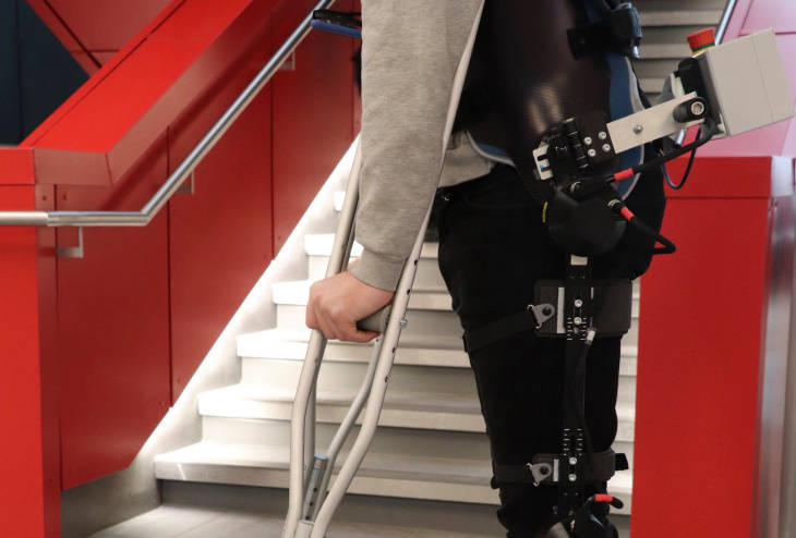 团队|科学家利用人工智能改进假肢：可实现“自主行走”