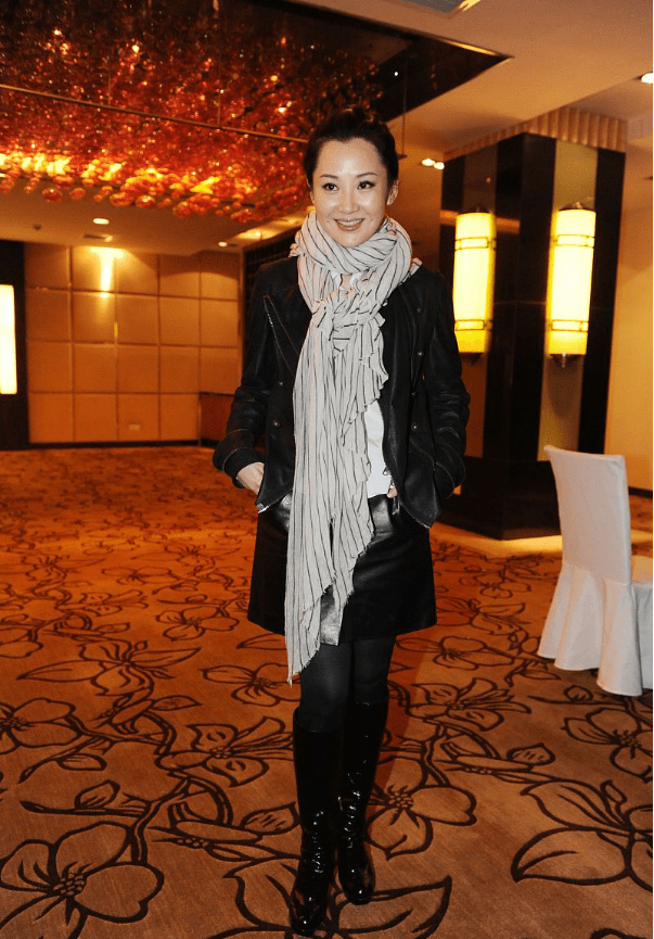 许晴气质又美又媚穿显帅气的皮夹克也盖不住满身娇柔女人味