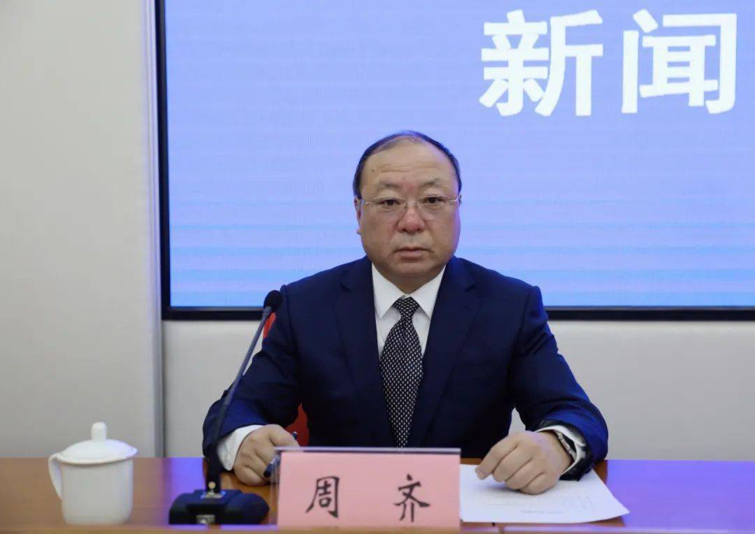 下面,请市公交集团公司董事长周齐介绍相关情况.