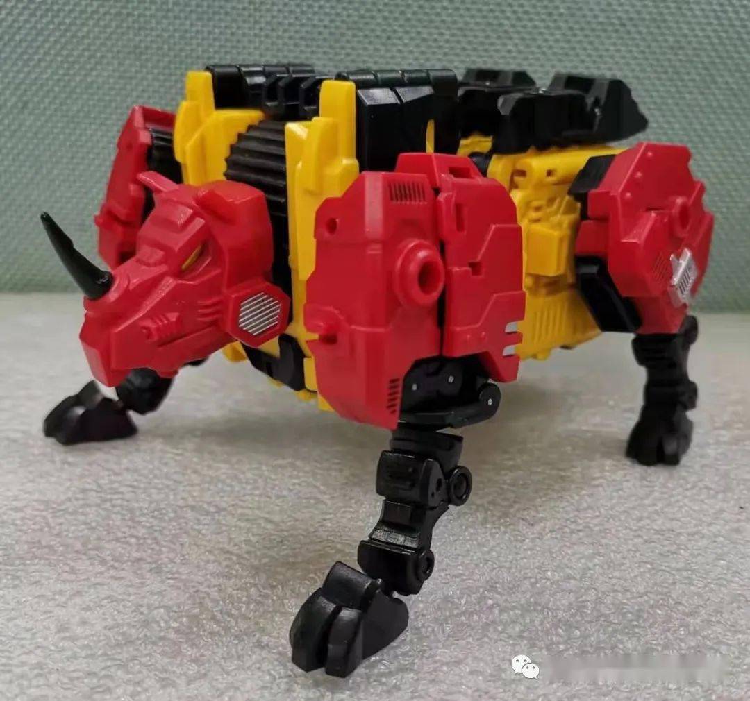 人形下铁头的表情倒是温柔了很多,不再切齿怒目了.