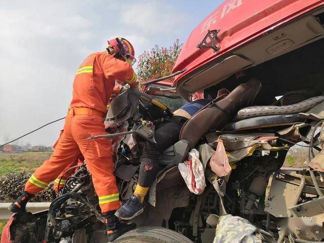 湖北随州淅河镇新316国道发生车祸,一名司机被困,随州市红旗路消防