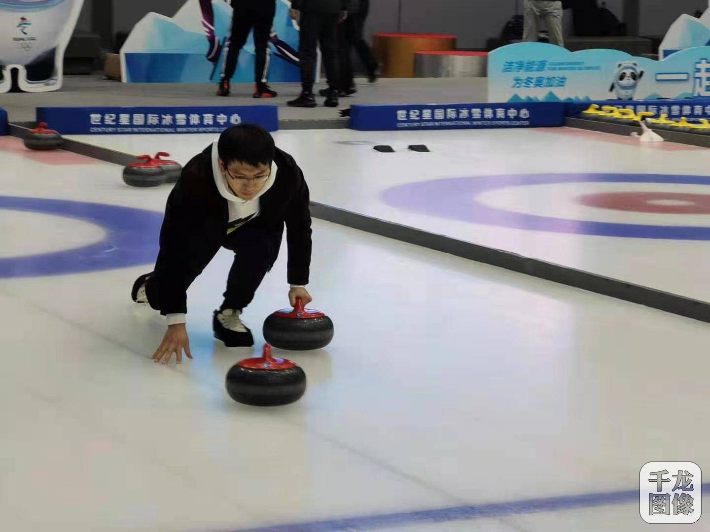 冬奥氛围浓 北京市民乐享冰雪运动_董冰