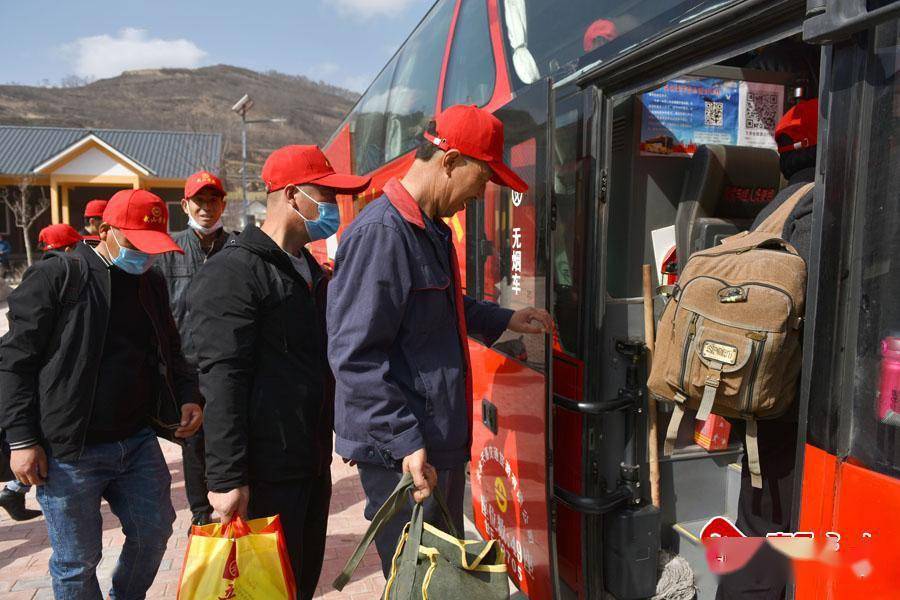 武山县杨河镇组织第五批外出务工人员复工返岗侧记