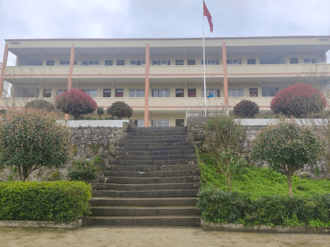 在新东方工作七年之后我决定前往贵州山区的田字格小学教英语