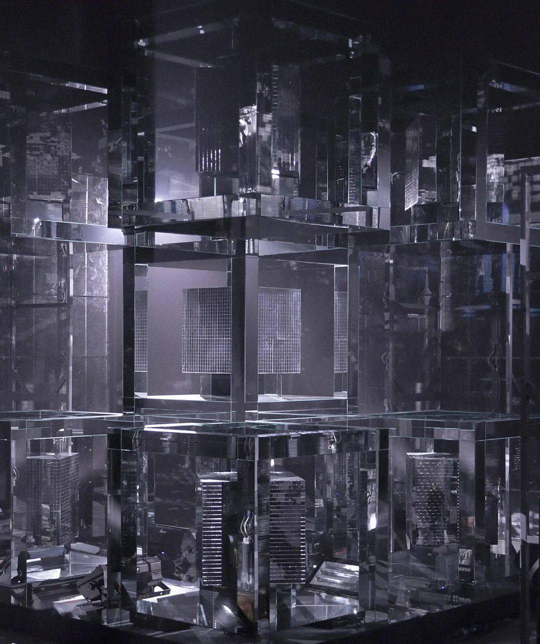 他将用《超立方体》为观众打造一个五维空间,将现实与虚幻折叠,让每一