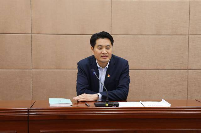 高杰同志首先与大家一起学习银行业协会印发的《银行业从业人员职业