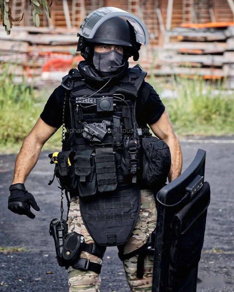 法国raid图集黑衣黑甲黑盔黑盾绝对够酷