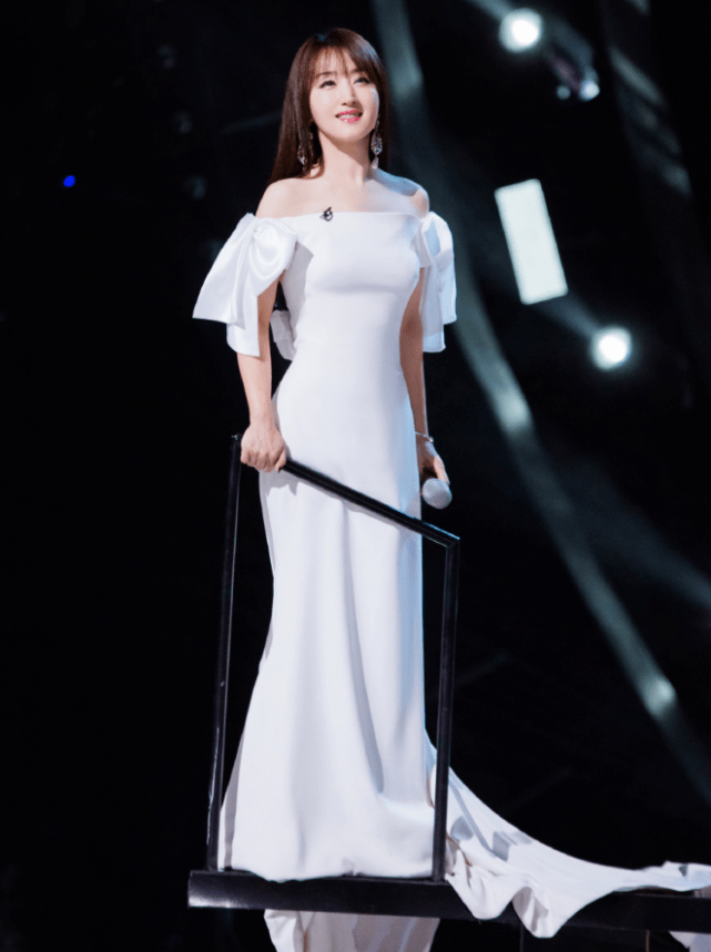 有种蜜桃身材叫杨钰莹看她穿修身裙登台效果太绝了