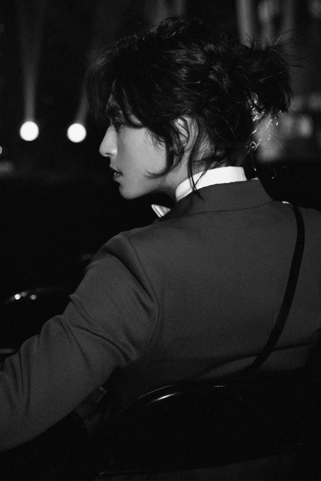 张哲瀚,长发有点好看!