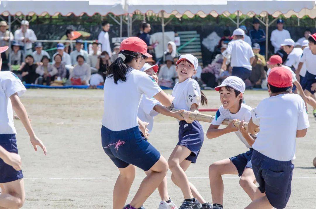 小学男生穿女生内衣照_小学女生内衣