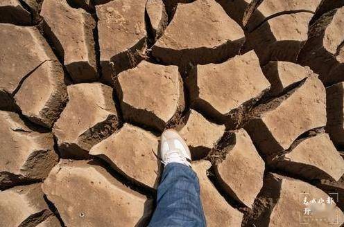 云南陆良县多座水库干涸龟裂3万多人出现饮水困难