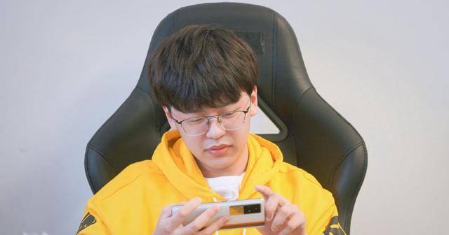 estar惨遭qg零封4连胜终结,sk被林教练按在地上"疯狂摩擦"_qghappy